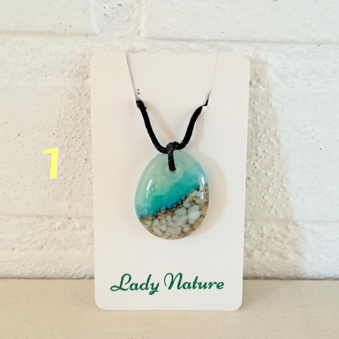 Kies 1 van de vijf glazen hangers. Oceaan - zee hanger ketting: handg… - 154764 Kies 1 van de vijf glazen hangers. Oceaan - zee hanger ketting: handgemaakt aqua blauw /creme wit glazen sieraad, op zee geïnspireerd.