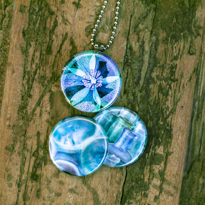 Roestvrij stalen fotomedaillon ketting met drie verschillende verwisselbare voorkanten, in diverse schakeringen van blauw Rvs/roesvrij stalen fotomedaillon. Voor het dicht bij je dragen van je favoriete foto.