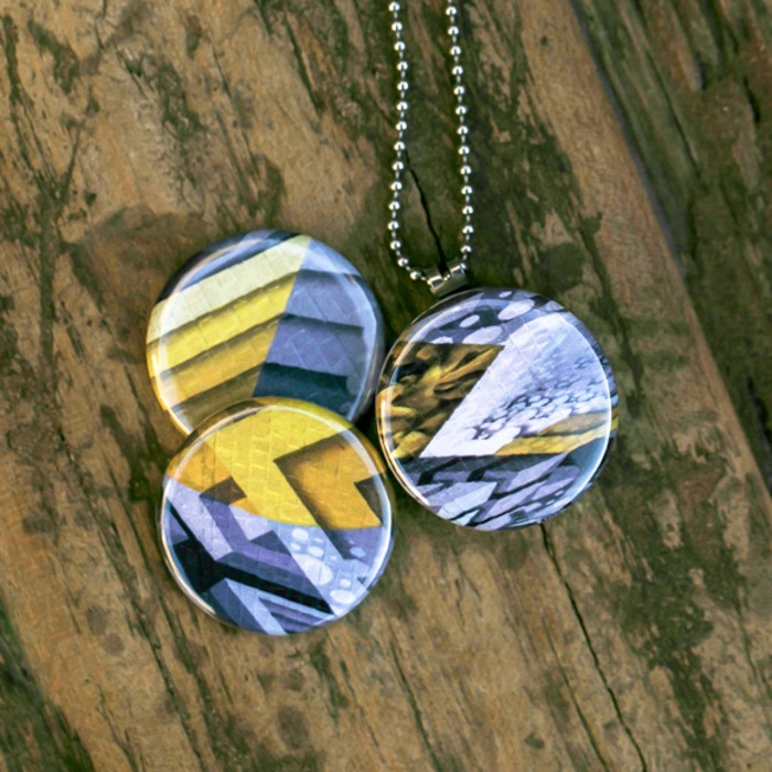 Roestvrij stalen fotomedaillon ketting met drie verschillende verwisselbare voorkanten met foto`s van echte streetart.Streetart fotografie close up, streetartfotografie Rvs/roestvrij stalen fotomedaillon.