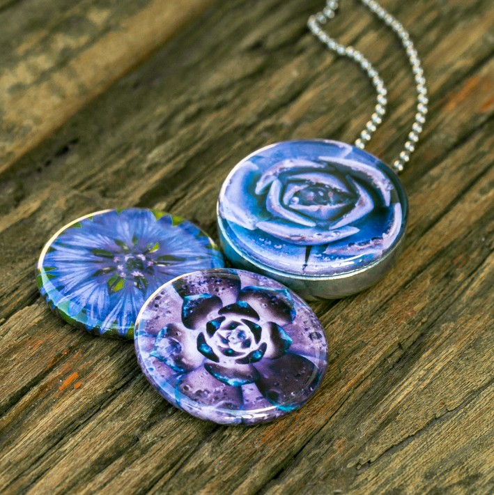 Foto medailon met op de voorkant close up fotografie van blauwe bloem… - 111169 Foto medailon met op de voorkant close up fotografie van blauwe bloemen. Rvs/roesvrij stalen fotomedaillon. Voor het dicht bij je dragen van je favoriete foto.