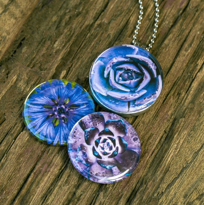 Foto medailon met op de voorkant close up fotografie van blauwe bloem… - 111168 Foto medailon met op de voorkant close up fotografie van blauwe bloemen. Rvs/roesvrij stalen fotomedaillon. Voor het dicht bij je dragen van je favoriete foto.