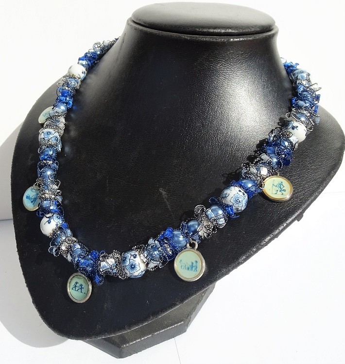 Delftsblauwe ketting met bloemenkralen en oud-Hollandse bedels - 148457 Delftsblauwe ketting met bloemenkralen en oud-Hollandse bedels