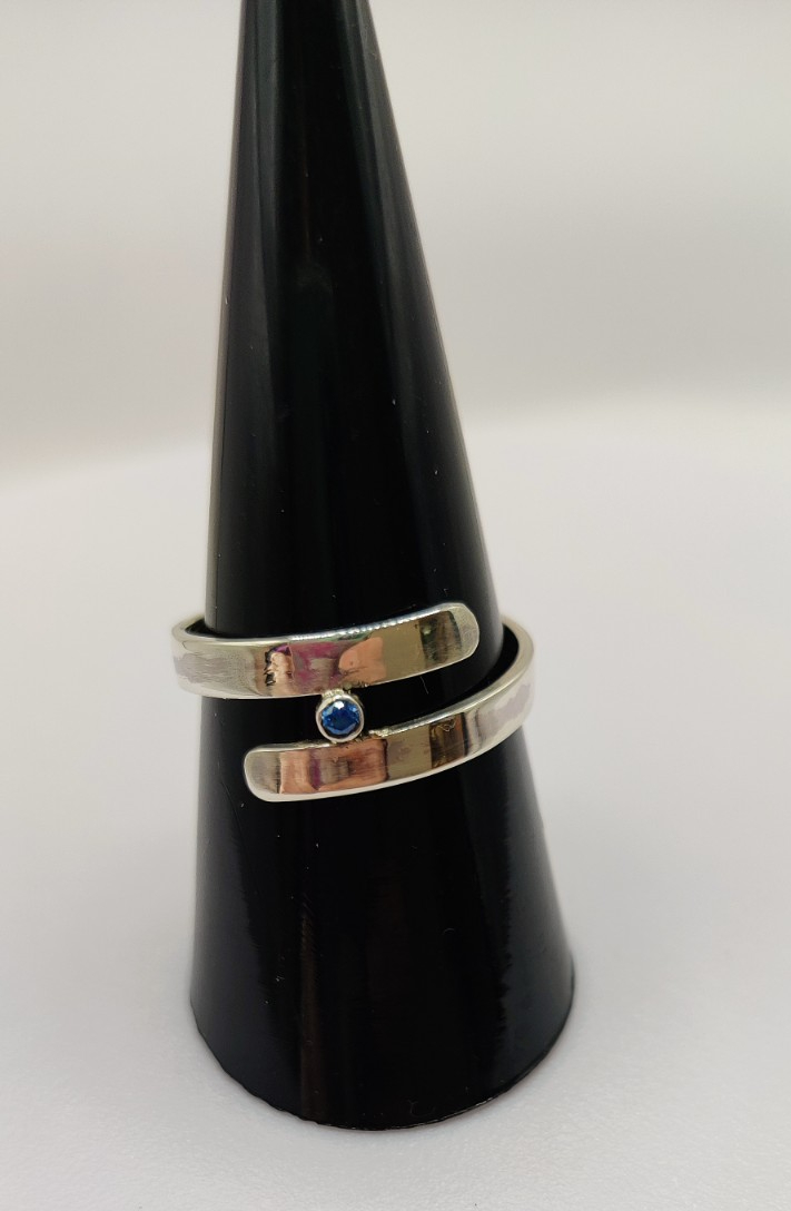 Zilveren spiraalring met blauw zirkoontje - 118983 Zilveren spiraalring met blauw zirkoontje