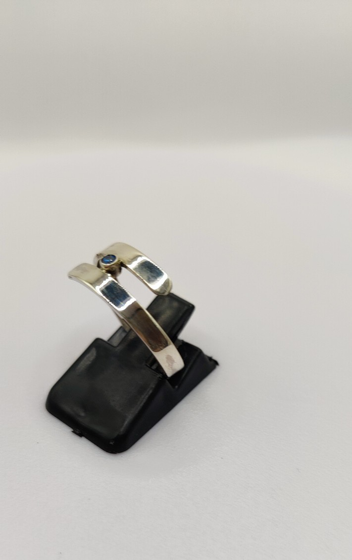 Zilveren spiraalring met blauw zirkoontje