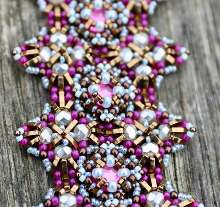 Byzantijnse kralenarmband roze/amethyst/brons, Miyuki en Swarovski … - 130649 Byzantijnse kralenarmband roze/amethyst/brons, Miyuki en Swarovski – handgeweven statement armband