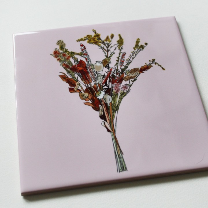 Droogbloemen keramiektegel – Decoratieve tegel met bloemen op roze achtergrond