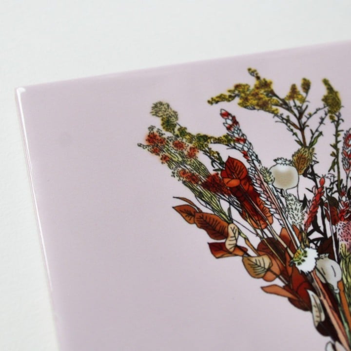 Droogbloemen keramiektegel – Decoratieve tegel met bloemen op roze achtergrond