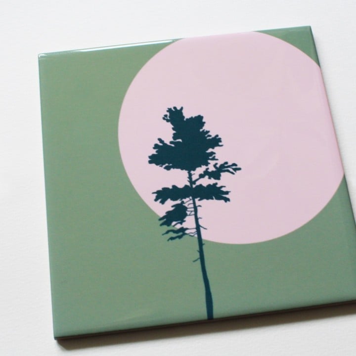 Keramiektegel Wanddecoratie – Pine Tree Illustratie op Groene Achte… - 113238 Keramiektegel Wanddecoratie – Pine Tree Illustratie op Groene Achtergrond, Hoogglans & HD Afdruk
