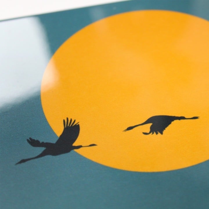 Zon en vliegende ganzen keramiektegel – Decoratieve tegel met serene natuurillustratie