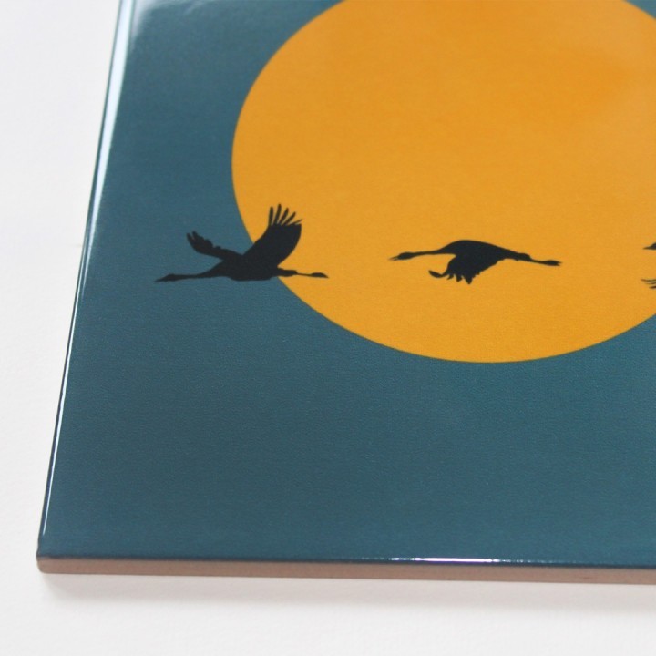 Zon en vliegende ganzen keramiektegel – Decoratieve tegel met serene natuurillustratie