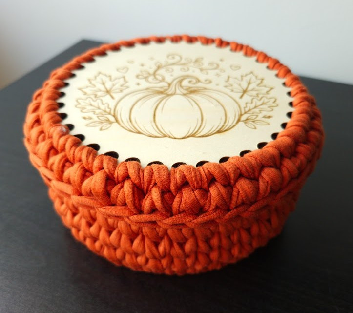Oranje gehaakt mandje met pompoenen op deksel | Herfstdecoratie - 154327 Oranje gehaakt mandje met pompoenen op deksel | Herfstdecoratie
