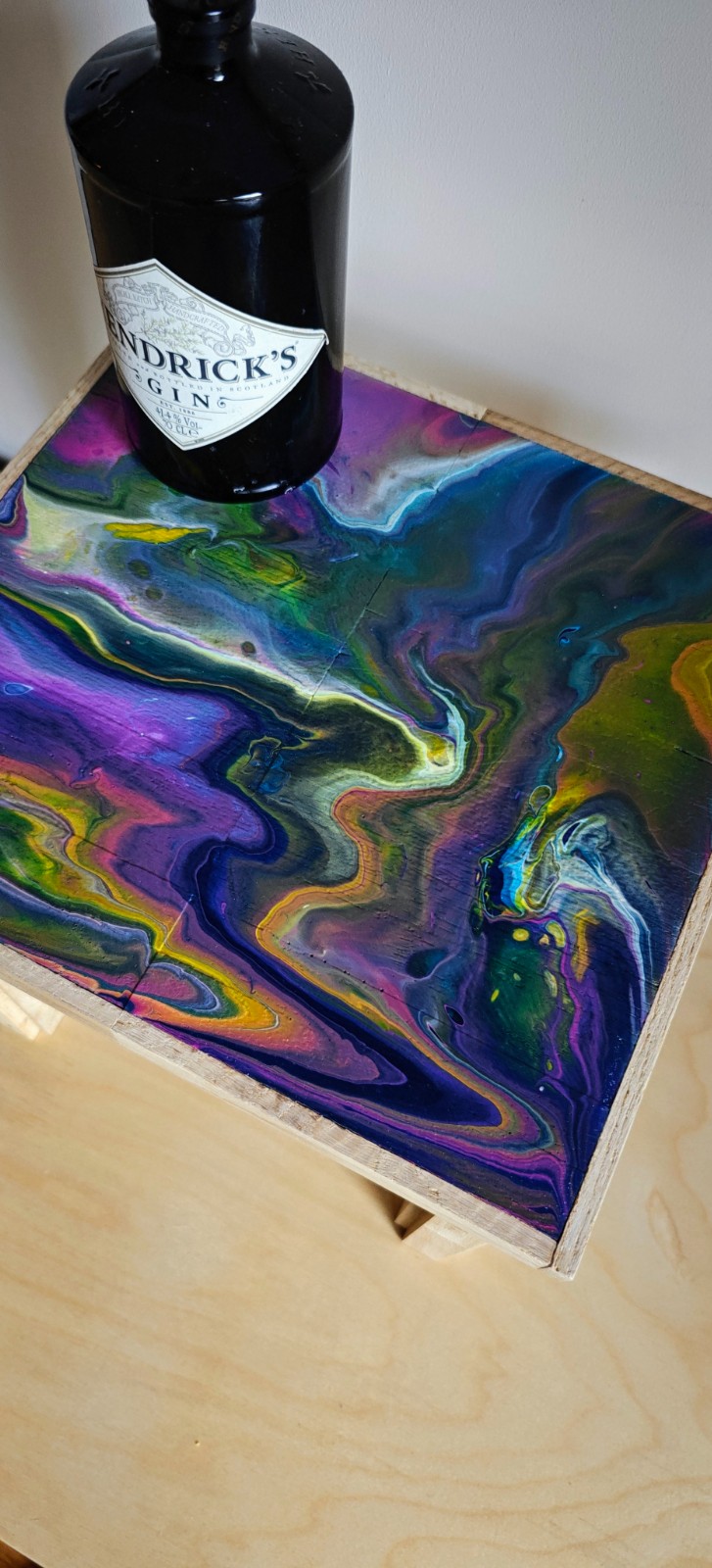 Handgemaakt en beschilderd houten bijzettafeltje – uniek decoratief item voor jouw interieur