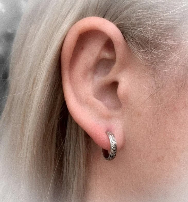 Zilveren hoepel oorstekers met bloemenpatroon – 925 sterling zilver – nikkelvrij