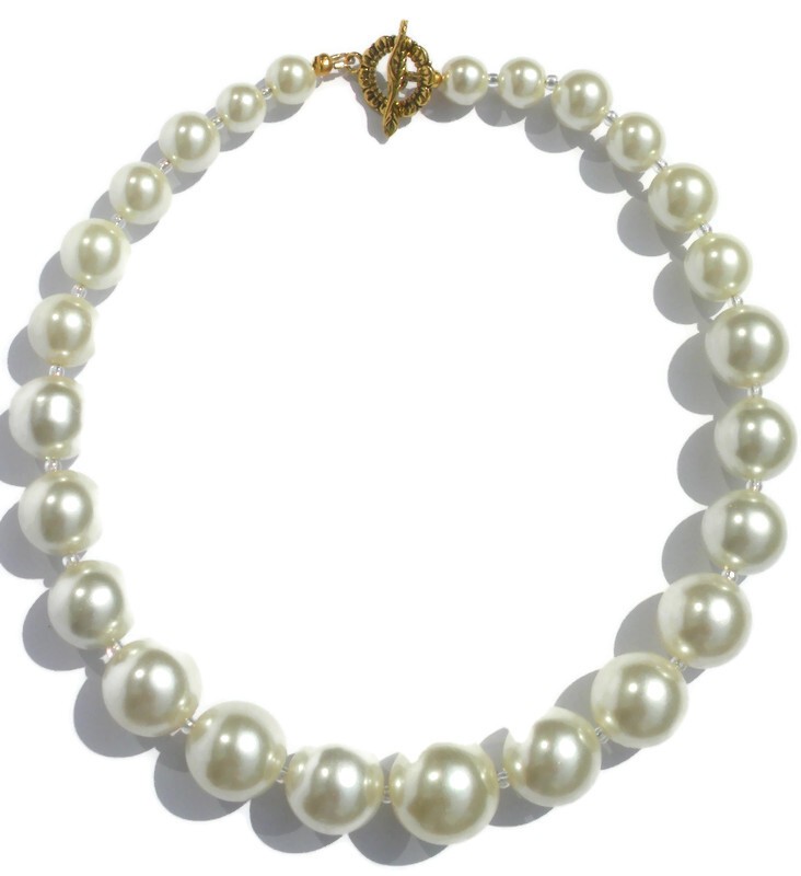 Trendy halsketting, écru glasparels en acrylparels. Handgeregen kett… - 152348 Trendy halsketting, écru glasparels en acrylparels. Handgeregen ketting, grote écru kralen, goudkleurige kapittelsluiting.