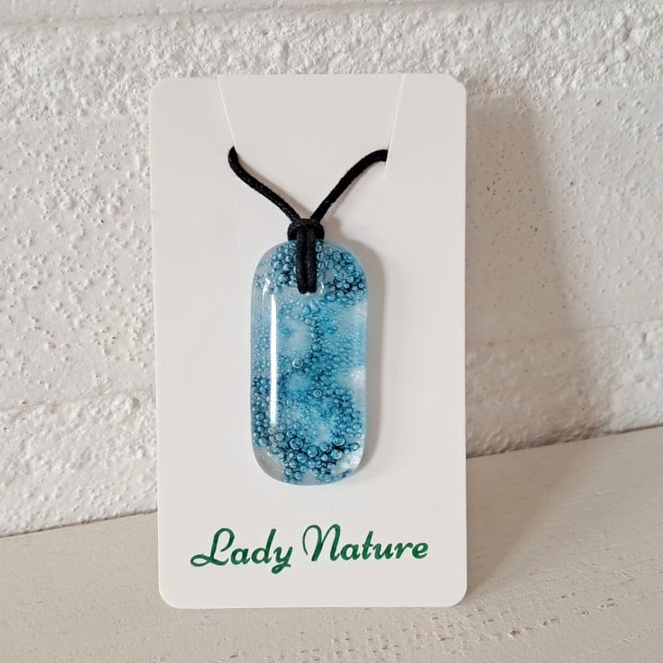 Handgemaakte hanger van gesmolten glas in aqua turquoise blauw, inclusief verstelbare ketting.