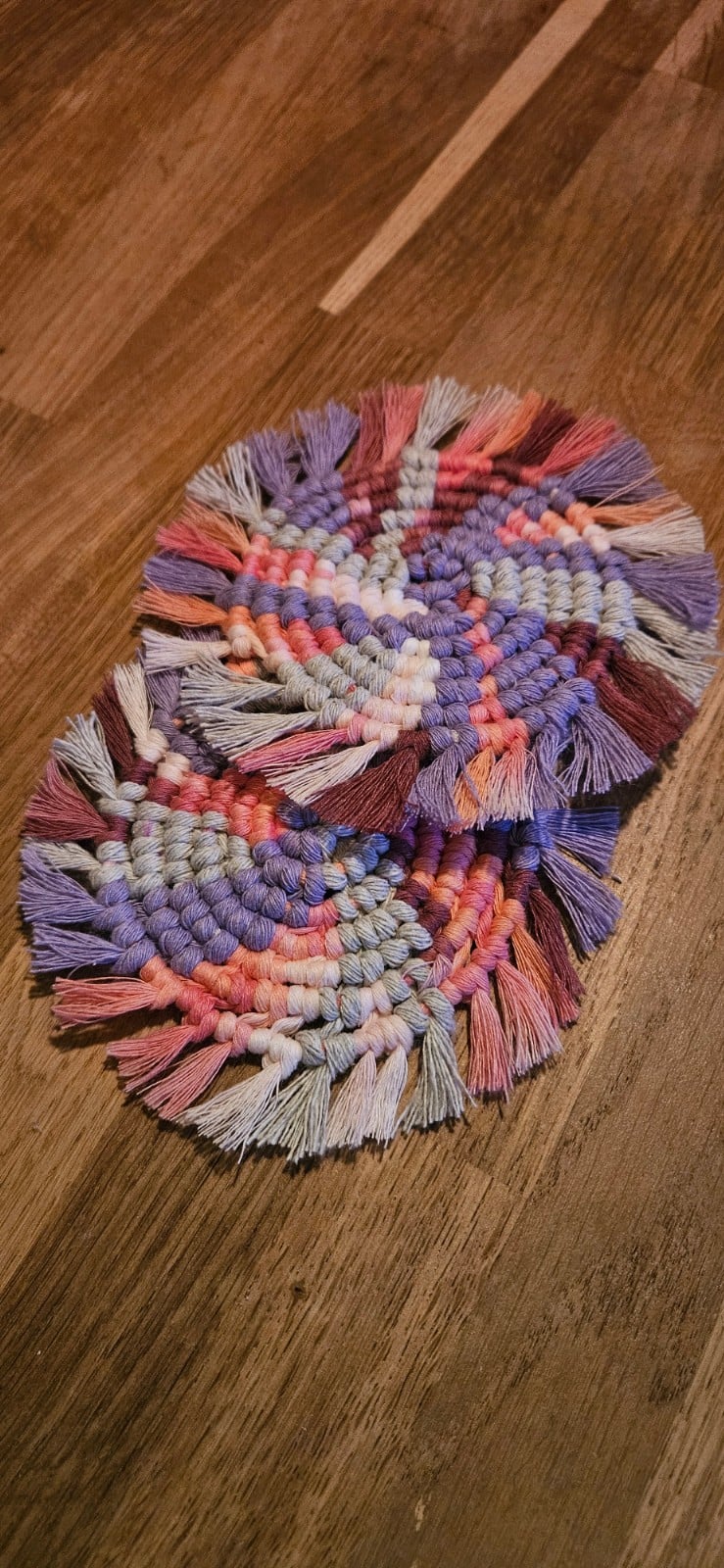 Kleurrijke macramé onderzetters