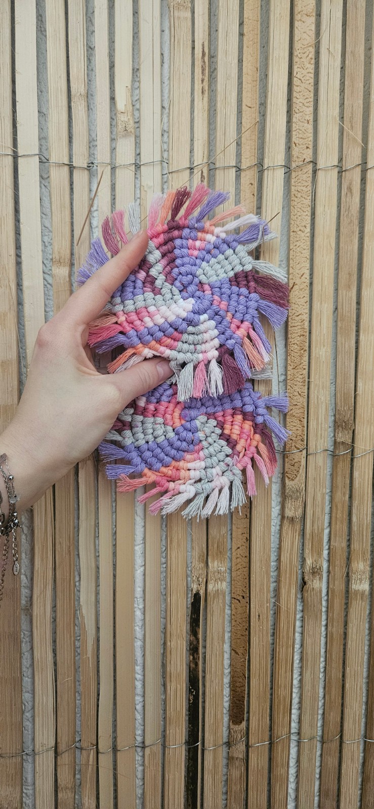 Kleurrijke macramé onderzetters