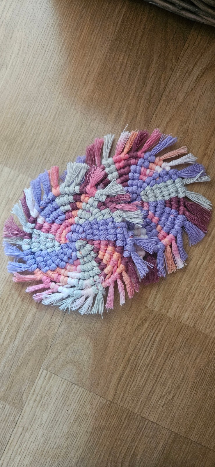 Kleurrijke macramé onderzetters