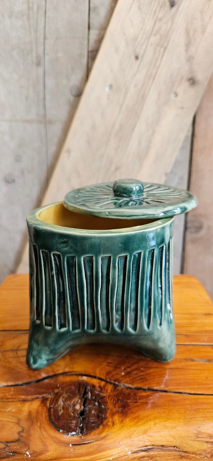 Handgemaakte keramische pot met deksel – groen – uniek exemplaar