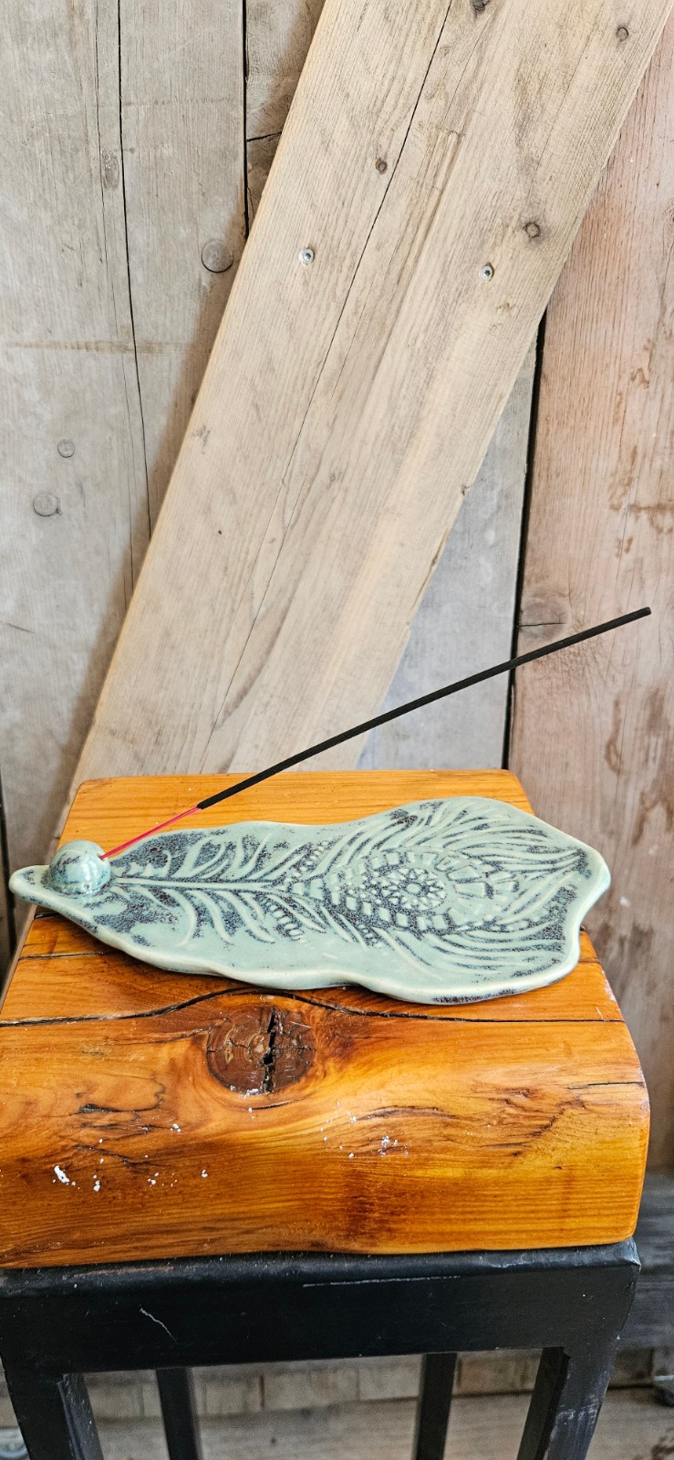 Handgemaakte keramische wierookhouder – groen met boho patroon