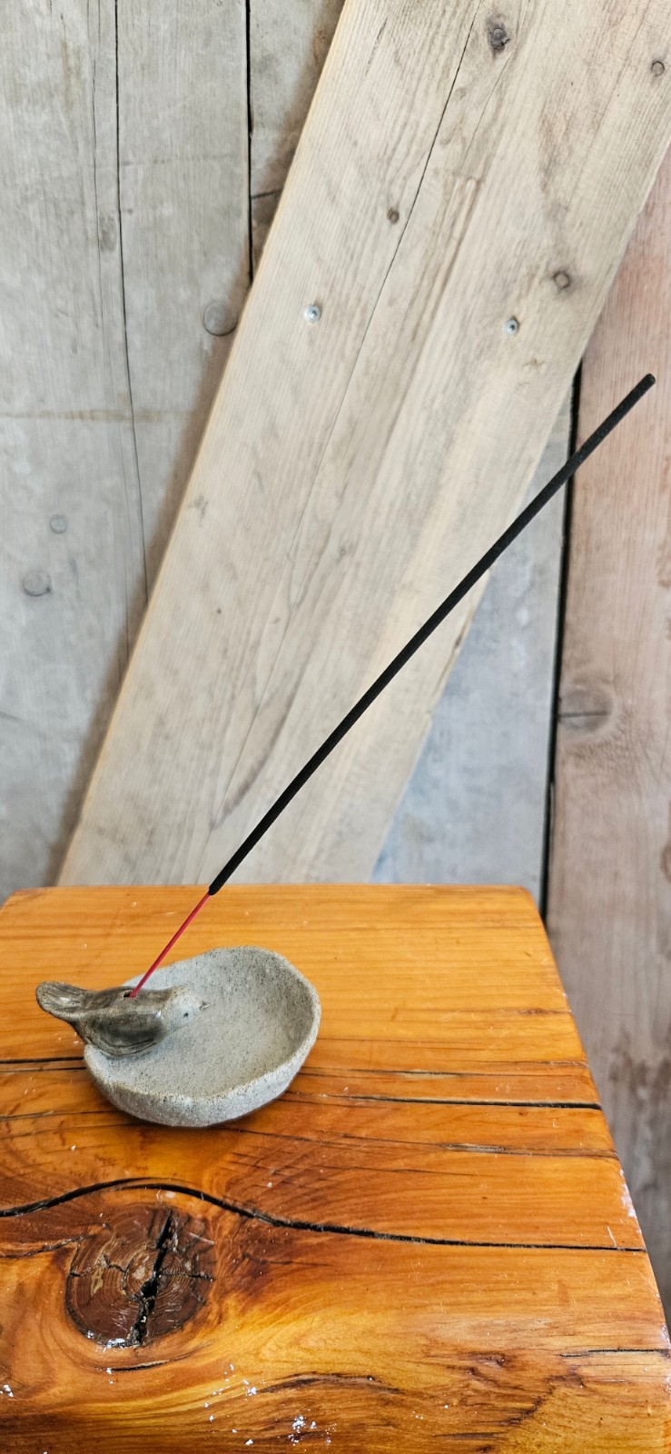 Handgemaakte keramische wierookhouder met vogeltje – spikkelklei
