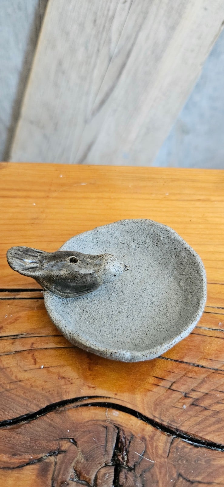 Handgemaakte keramische wierookhouder met vogeltje – spikkelklei