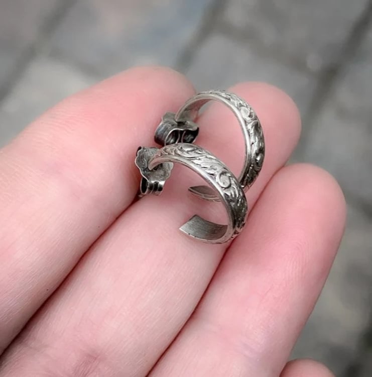 Zilveren hoepel oorstekers met bloemenpatroon – 925 sterling zilver – nikkelvrij