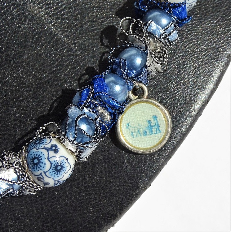 Delftsblauwe ketting met bloemenkralen en oud-Hollandse bedels - 148453 Delftsblauwe ketting met bloemenkralen en oud-Hollandse bedels