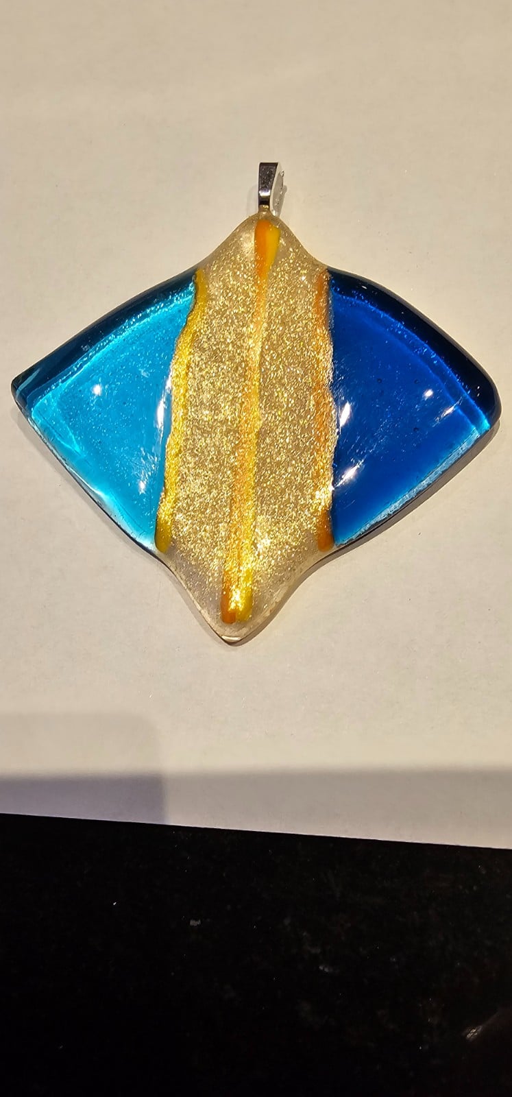 Hanger ( glasfusing) in blauw met goud en stringers