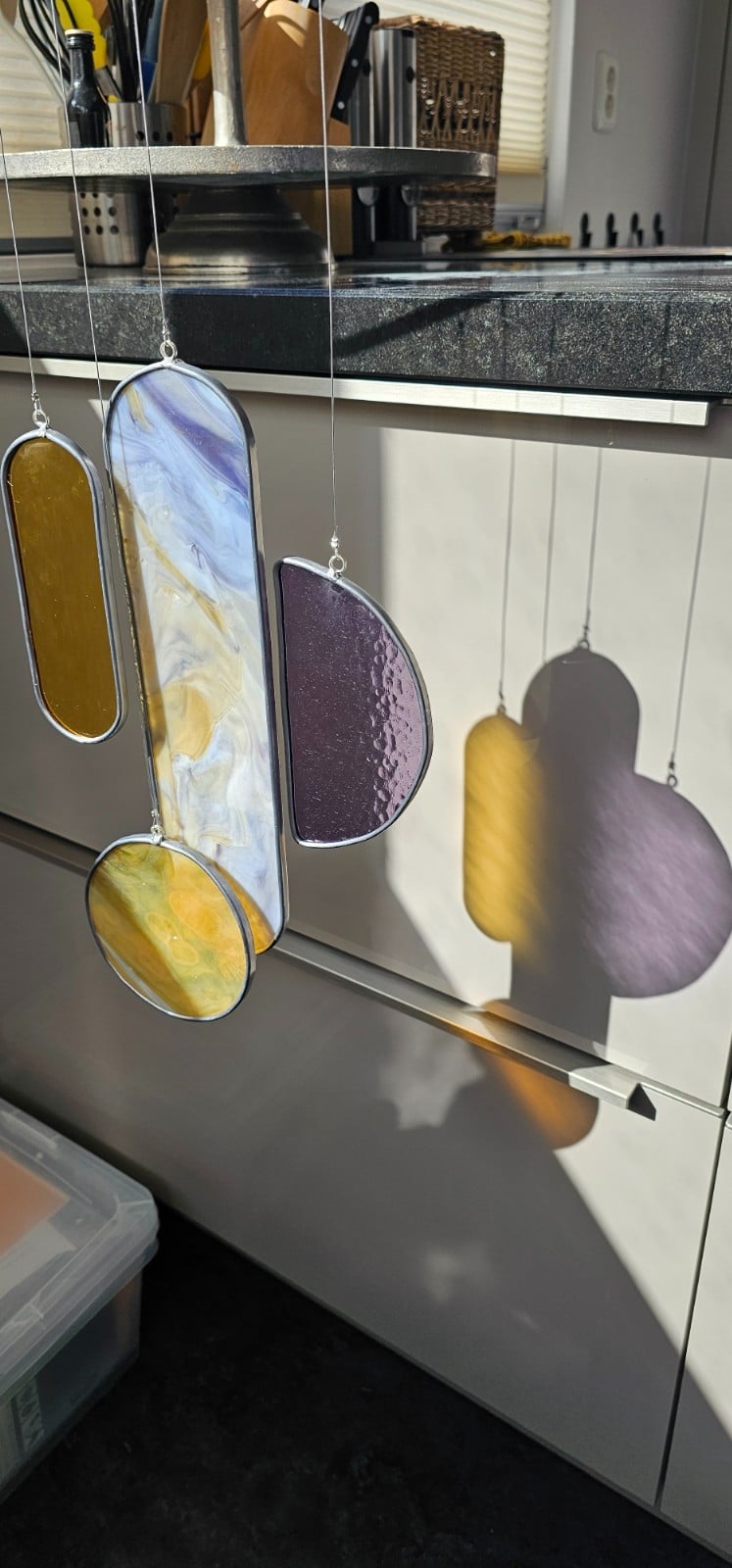 Modern Glas in lood object. Paars/Geel