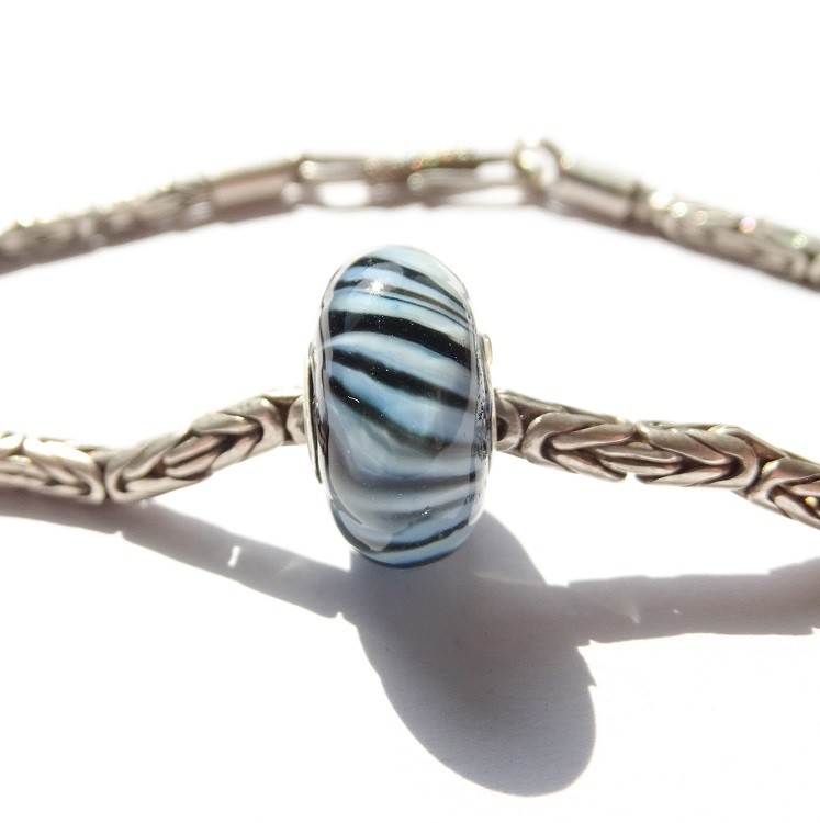 Handgemaakte blauwe Pandora-stijl lampwork glasbedel met zebrapatroon