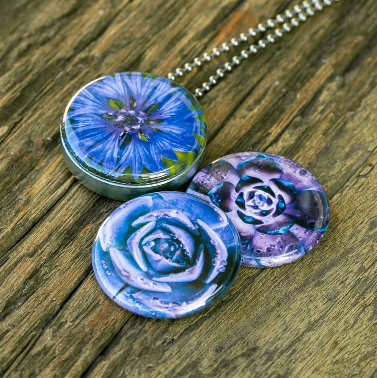 Foto medailon met op de voorkant close up fotografie van blauwe bloem… - 111170 Foto medailon met op de voorkant close up fotografie van blauwe bloemen. Rvs/roesvrij stalen fotomedaillon. Voor het dicht bij je dragen van je favoriete foto.