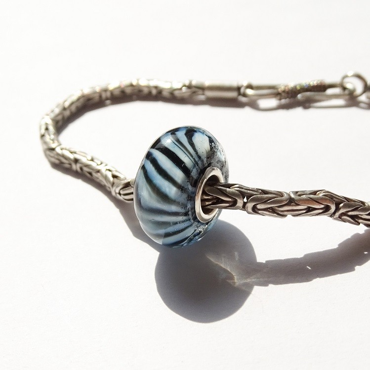 Handgemaakte blauwe Pandora-stijl lampwork glasbedel met zebrapatroon