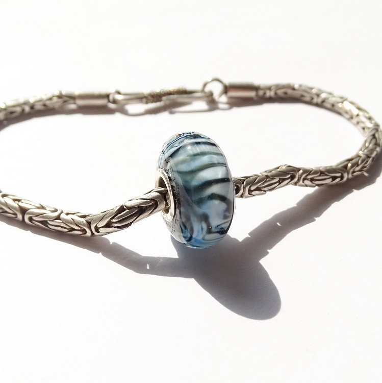Handgemaakte blauwe Pandora-stijl lampwork glasbedel met zebrapatroon