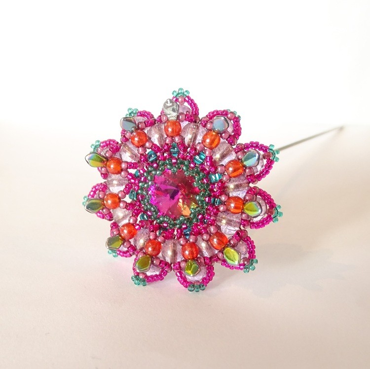 Handgemaakte 3D kralenbloem in fuchsia, lila en groen - 152311 Handgemaakte 3D kralenbloem in fuchsia, lila en groen