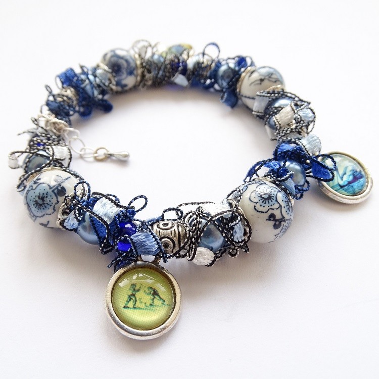 Delftsblauwe armband met bloemenkralen en oud-Hollandse bedels