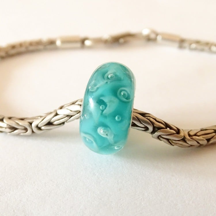Handgemaakte turquoise lampwork glasbedel met luchtbellen en parelmoerglans