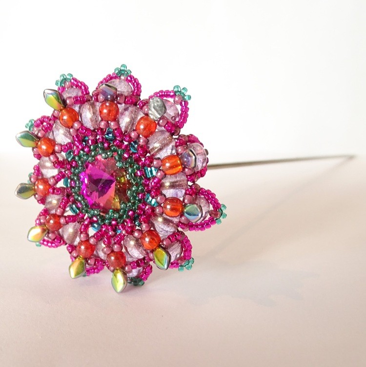 Handgemaakte 3D kralenbloem in fuchsia, lila en groen - 152309 Handgemaakte 3D kralenbloem in fuchsia, lila en groen