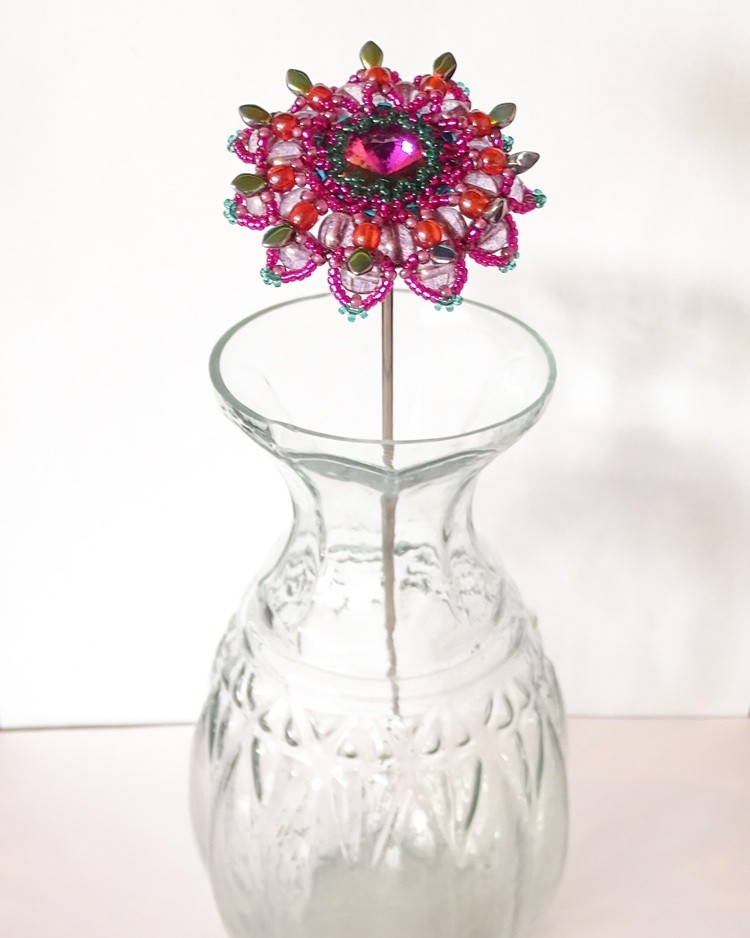 Handgemaakte 3D kralenbloem in fuchsia, lila en groen - 152310 Handgemaakte 3D kralenbloem in fuchsia, lila en groen