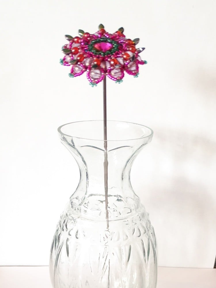 Handgemaakte 3D kralenbloem in fuchsia, lila en groen - 152312 Handgemaakte 3D kralenbloem in fuchsia, lila en groen