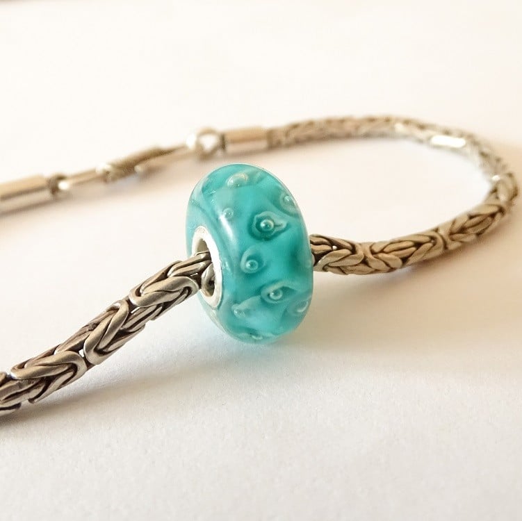 Handgemaakte turquoise lampwork glasbedel met luchtbellen en parelmoerglans