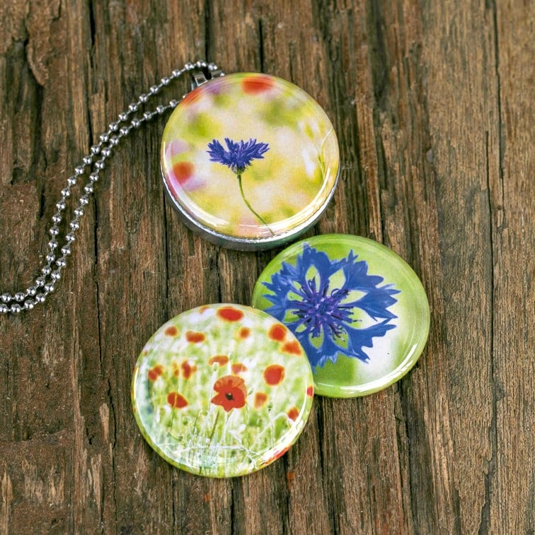 Fieldtrip - 88994 Foto medaillon ketting met 3 verschillende verwisselbare voorkanten met foto`s van klaprozen en korenbloemen,Rvs, roestvrij stalen ketting. binnen in komt de foto die je graag dicht bij je draagt