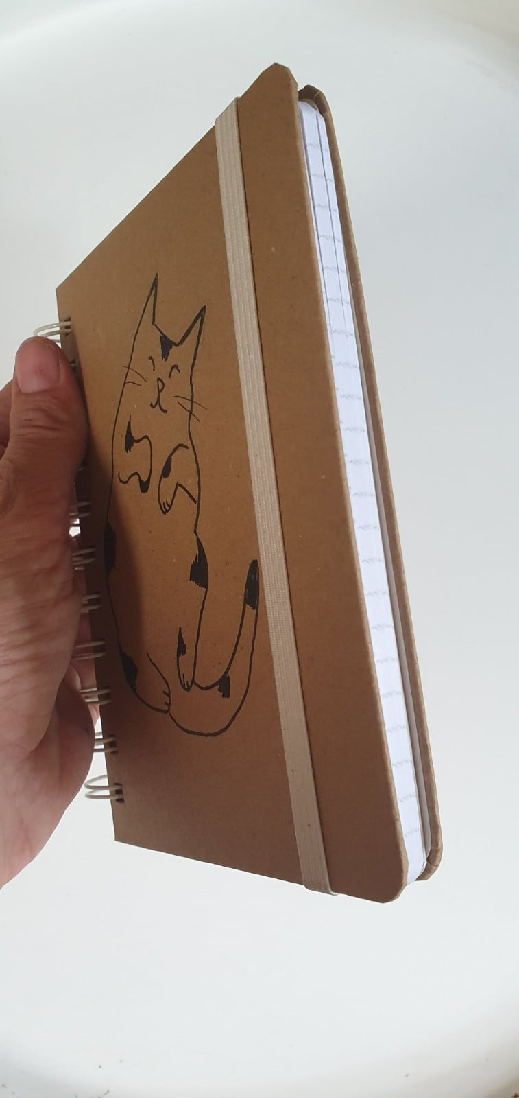 dagboek met kat op zijn rug, gelinieerd, met originele kattentekenin… - 108927 dagboek met kat op zijn rug, gelinieerd, met originele kattentekening (geen print), opschrijfboekje