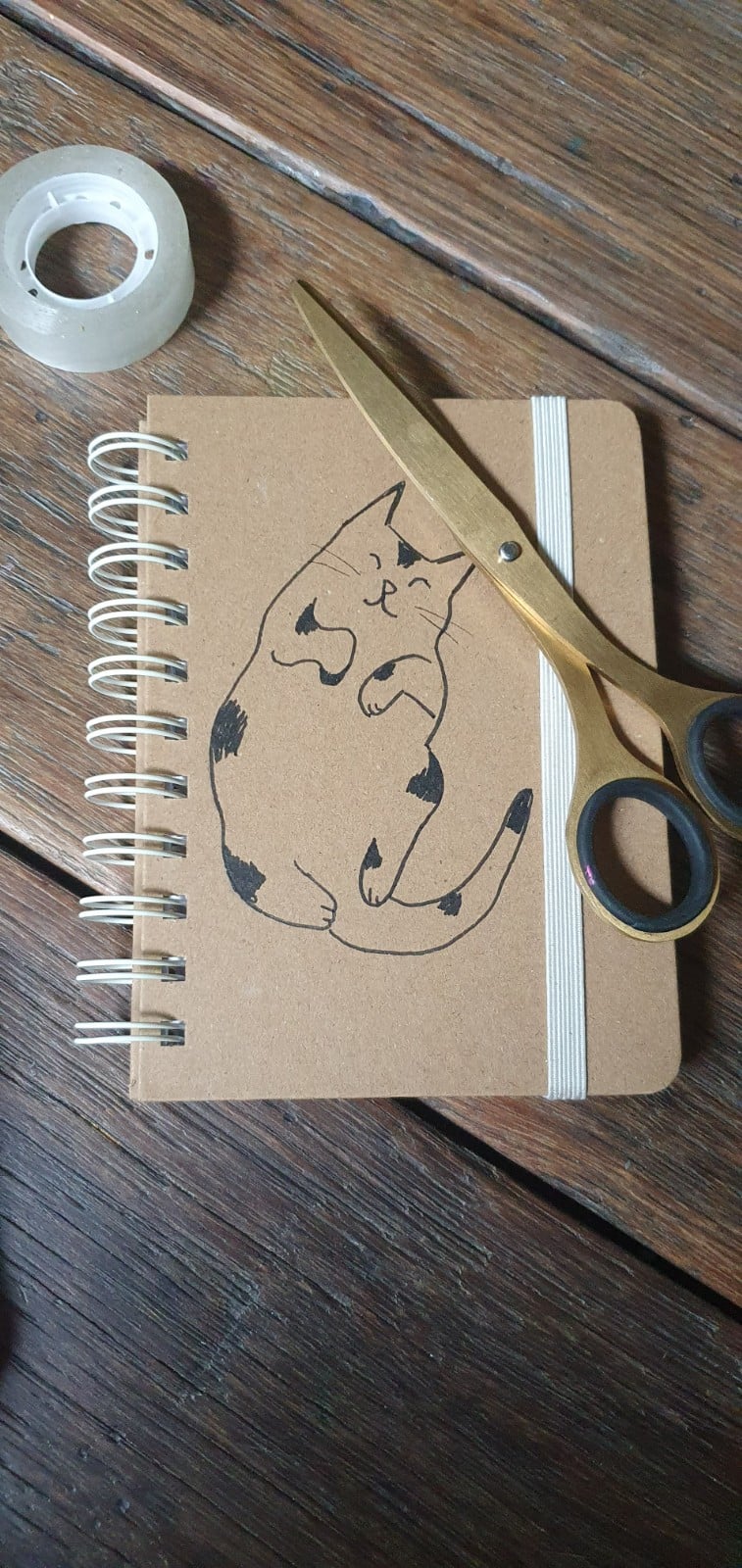 dagboek met kat op zijn rug, gelinieerd, met originele kattentekenin… - 108930 dagboek met kat op zijn rug, gelinieerd, met originele kattentekening (geen print), opschrijfboekje