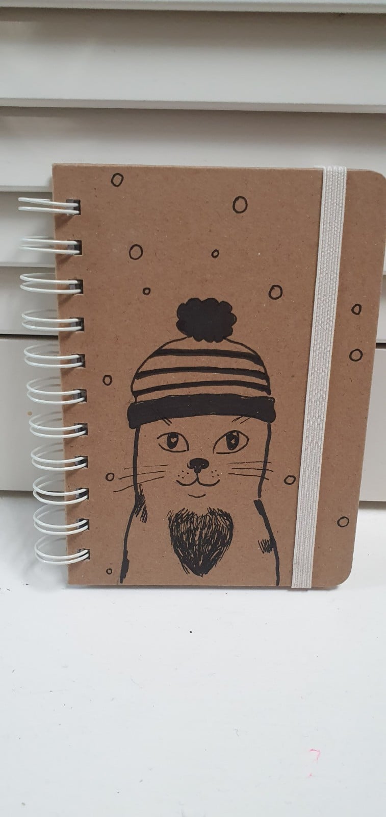 handgemaakt dagboek notitieboekje, kat met muts, met originele katten… - 108985 handgemaakt dagboek notitieboekje, kat met muts, met originele kattentekening (geen print)