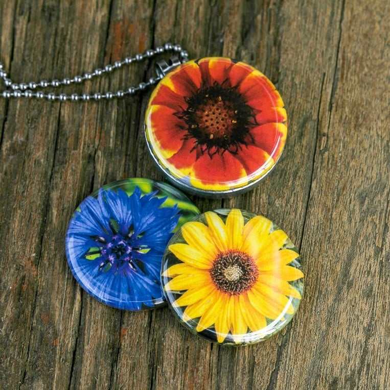Voor de echt zonnebloemfan ,als je van zonnebloemen houd. Fotomedaillon ketting/medaillon ketting met close up gele zonnebloemen/zonnebloem,rode bloem en korenbloem. Voor het dicht bij je dragen van je favoriete foto.