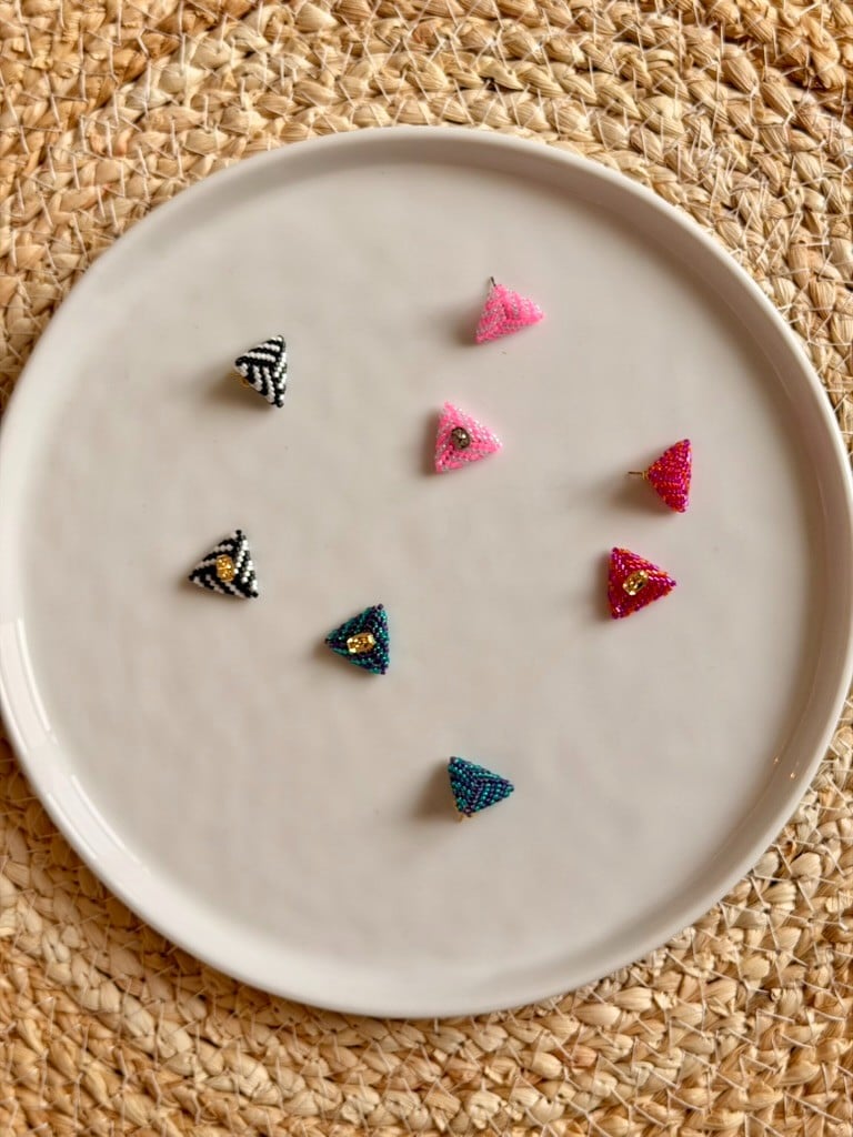 Handgemaakte kleurrijke driehoek oorbellen met strepen – Sparkling Studs