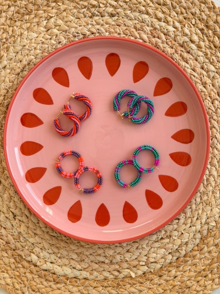 Handgemaakte kleurrijke creolen met tubular herringbone patroon