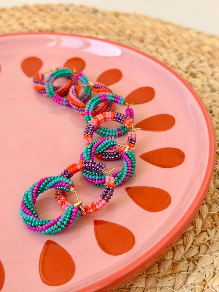 Handgemaakte kleurrijke creolen met tubular herringbone patroon