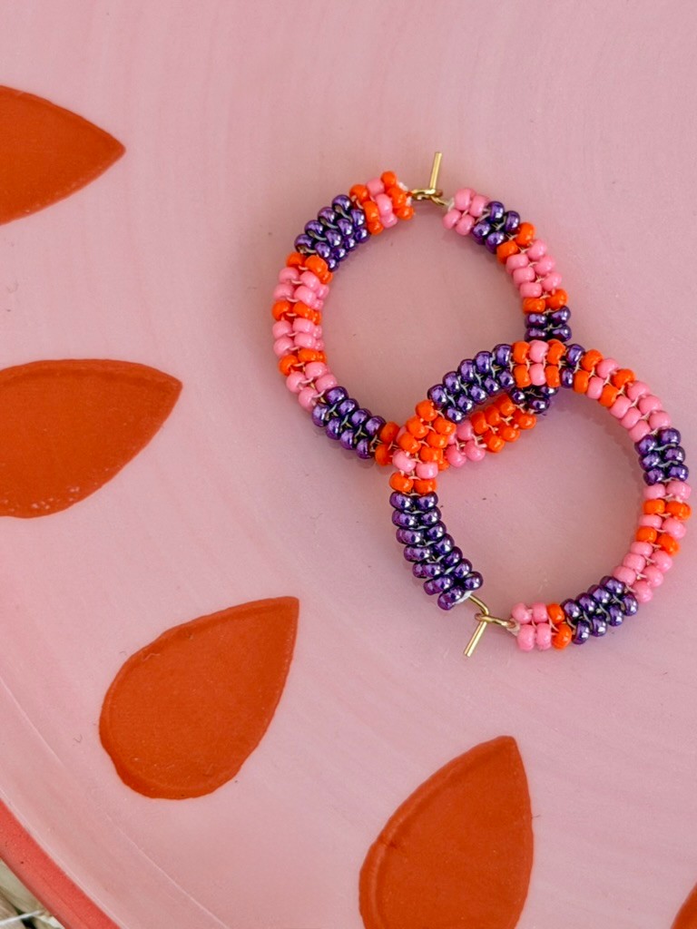 Handgemaakte kleurrijke creolen met tubular herringbone patroon